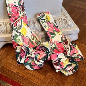 On 34th Size 9 Pink and Green Sandals with Floral Design New